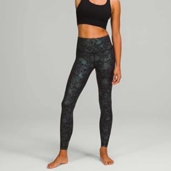 lululemon athletica Pants - EUC Lululemon Wunder Under HighRise In Flourish Black Iridescent Foil 25" Size 6